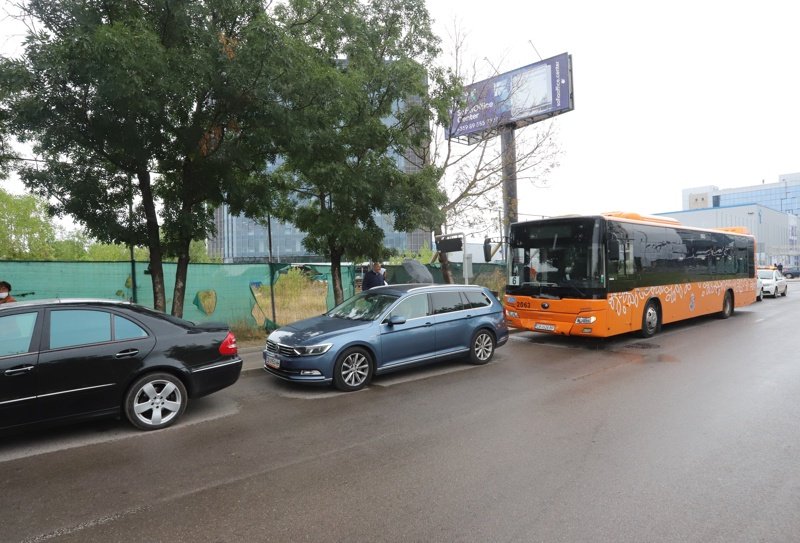 Автобус се запали и удари три коли в София