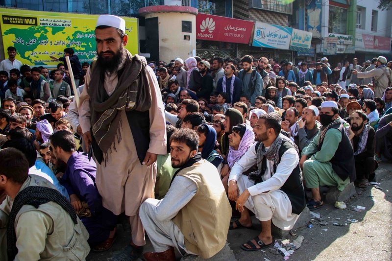 Афганистанци чакат на опашка пред банка в Кабул, сн. ЕПА/БГНЕС