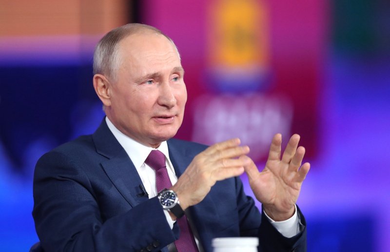 Путин одобри предизборно увеличение на заплатите на полицаи и военни