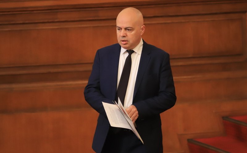 Свиленски твърди, че още нероденият проект на Василев и Петков опитва да отцепва хора от БСП