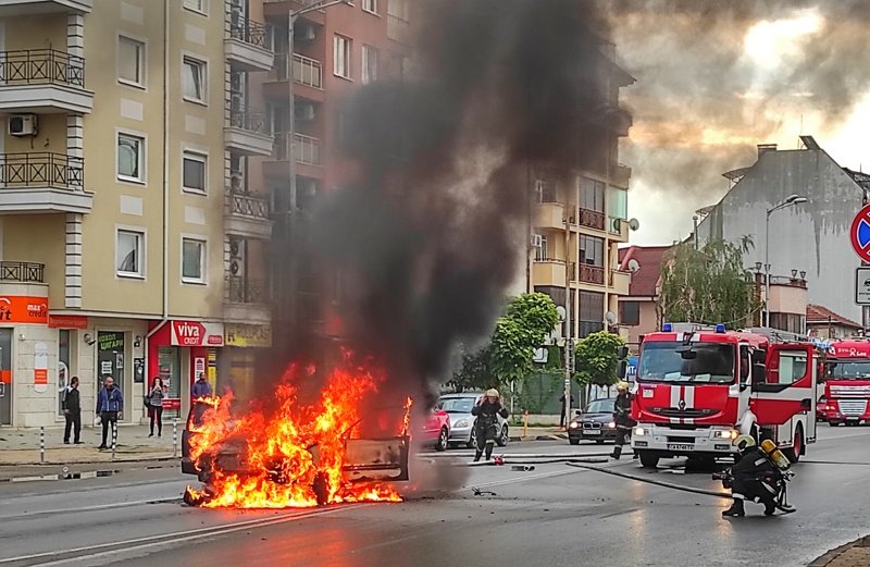 Кола изгоря в столичния квартал "Надежда"