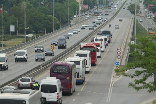 Протест: Работещи в транспорта и заведенията ще блокират страната във вторник