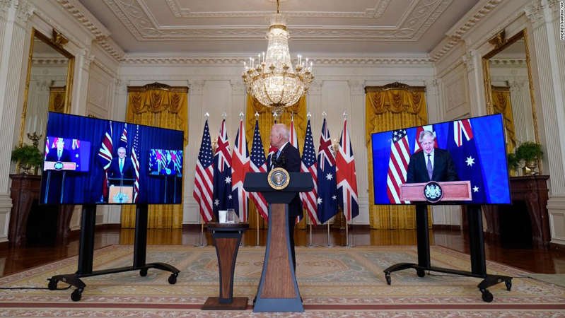 Президентът Байдън (в средата) във видеовръзка с премиера на Австралия Скот Морисън (ляво) и британския премиер Борис Джонсън
