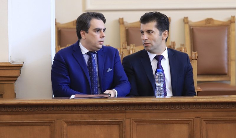 "Волт" и "Средна европейска класа" дадоха регистрациите си на Петков и Василев