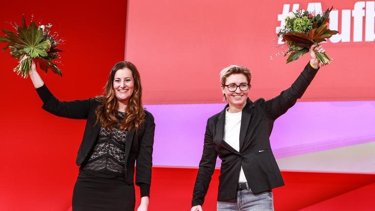 Избраните през февруари лидерки на партия "Левите" Жанин Уислър (вляво) и Сюзан Хениг-Уелсоу 