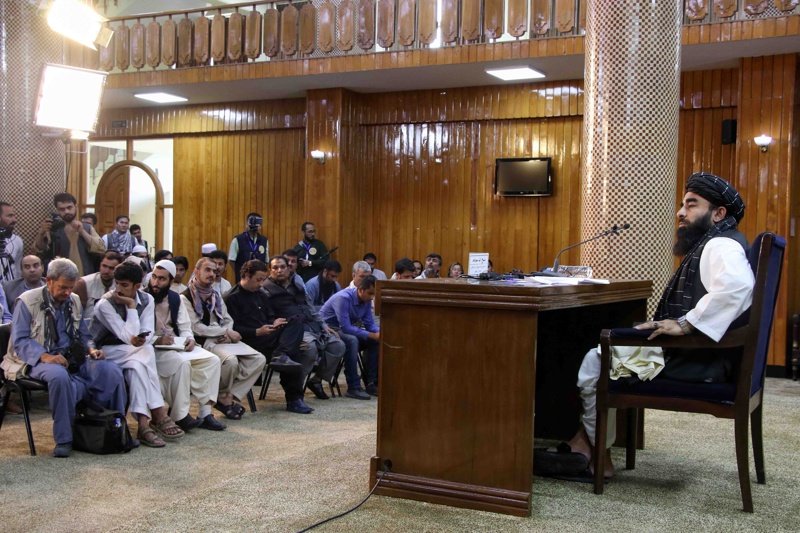 Говорителят на талибаните Забиула Муджахид дава пресконференция в Кабул