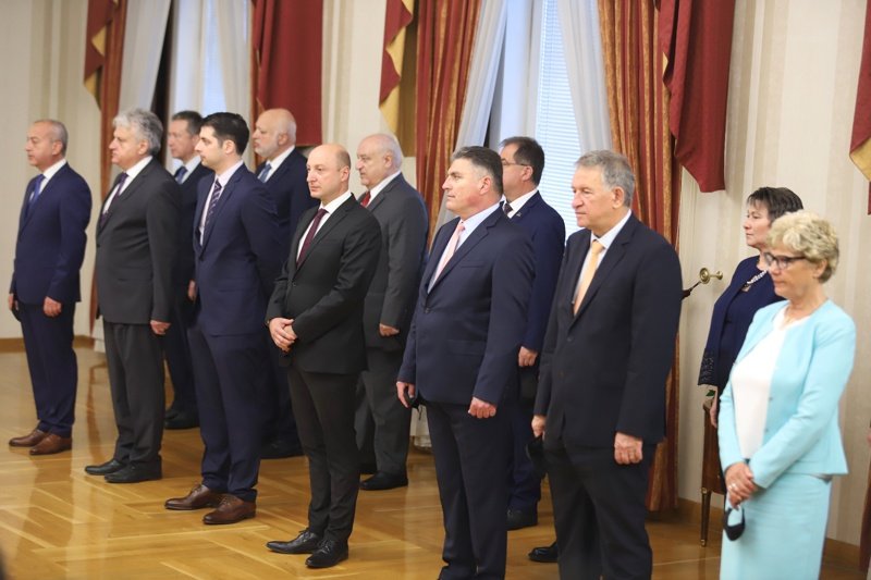 Румен Радев смени трима министри без обяснения