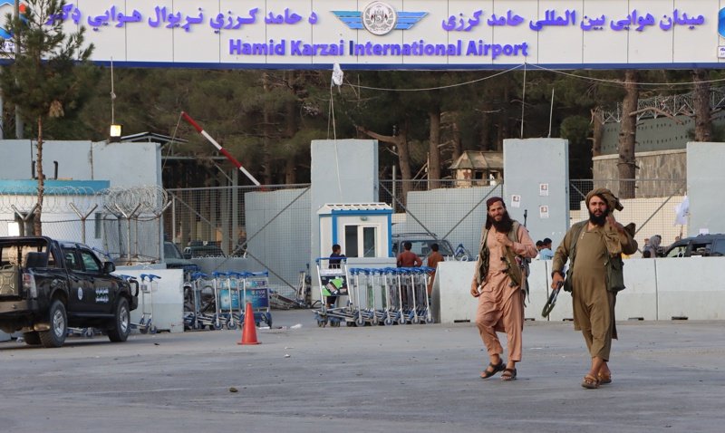 Близо 200 чужденци излетяха с чартърен полет от Кабул