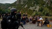 Продължава блокадата на границата между Косово и Сърбия