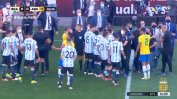 Здравните власти нахлуха на терена и прекратиха мача Бразилия - Аржентина за неспазени Covid мерки (видео)