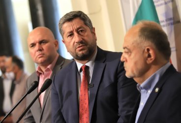 ДБ: Мерките срещу Covid се превръщат в политическа криза. Радев да свика КСНС