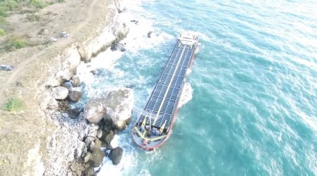 Започна разтоварване на заседналия кораб край Яйлата