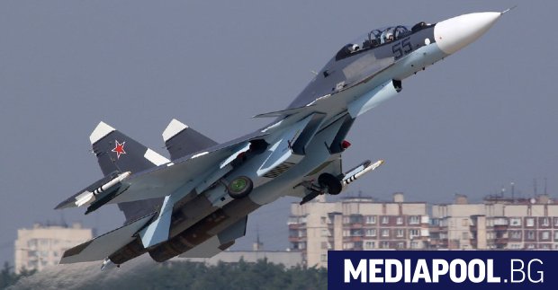 Русия е изпратила два изтребителя Су 30 да съпроводят двойка стратегически