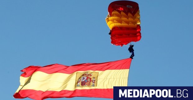 Испания отбеляза днес националния си празник с голям военен парад