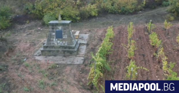 Двата паметника край град Кавадарци на загиналите български военнослужещи в