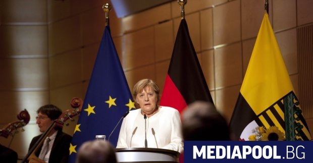 Германците трябва да продължат да работят за демокрация, заяви канцлерът