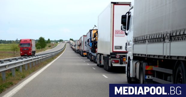 Около денонощие шофьори чакат на граничния пункт с Румъния на