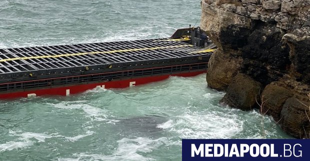 Операцията по разтоварването на заседналия кораб Vera SU край защитената