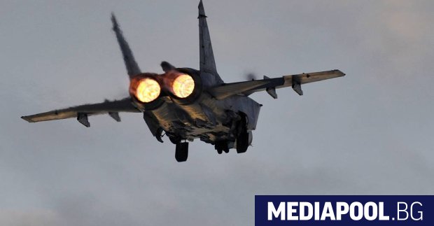 Руски изтребител МиГ 31 ескортира американски стратегически бомбардировач В 1В над Японско
