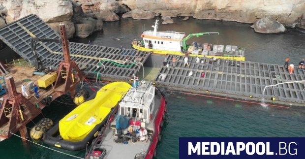 Акцията по претоварването на заседналия край Камен бряг кораб продължава.