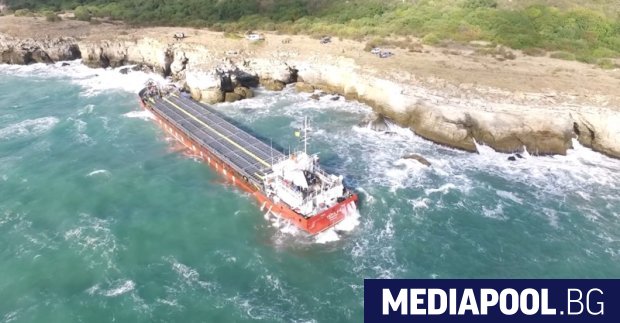 Разтоварването на затъналия край Камен бряг кораб Vera Su продължава