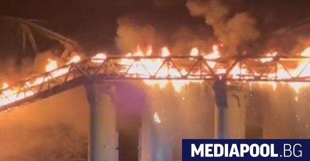Голям пожар тази нощ бушува на един от важните мостове