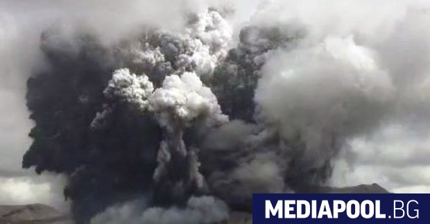 Вулканът Асо, един от най-активните в Япония, започна да изригва