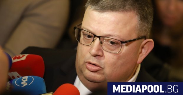 Шефът на антикорупционната комисия Сотир Цацаров заплаши да заведе дело