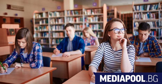 Учениците от 5 до 12 клас в София преминават към