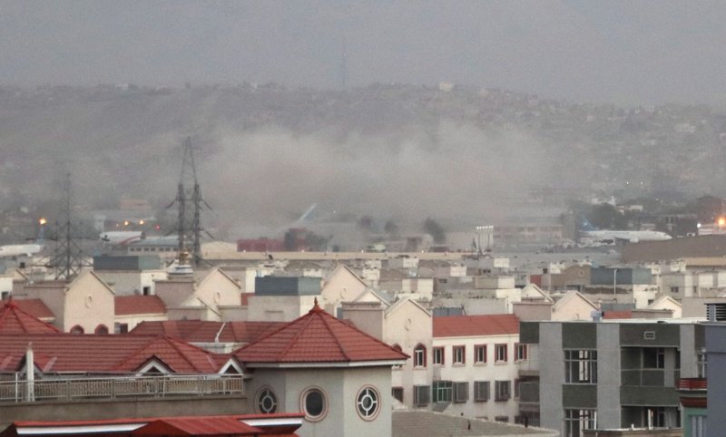 Голям брой цивилни са убити от бомба пред джамия в Кабул