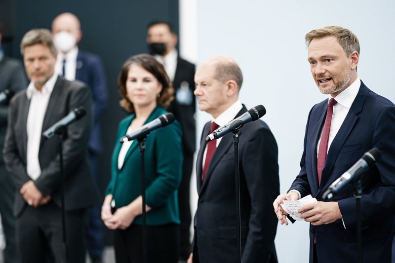 От ляво надясно пред микрофоните са лидерите на трите преговарящи партии - Аналена Бербок, Олаф Шолц и Кристиян Линднер