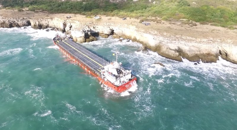 Заседналият край Камен бряг кораб отново замърсява морето
