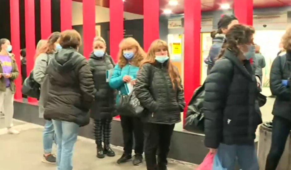 Медици и продавачи се редиха на опашки, за да отидат на работа (снимки и видео)