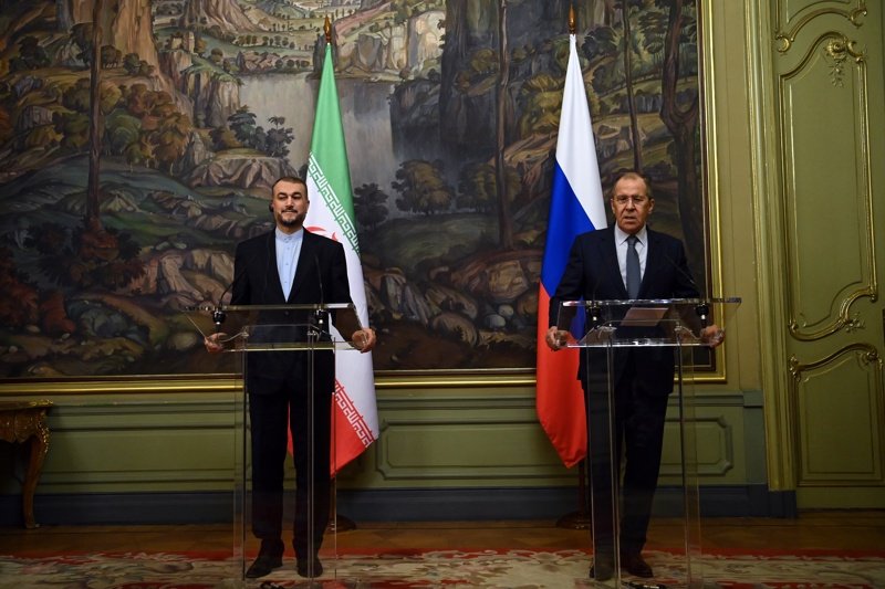 Иранският външен министър Хосейн Амир Абдолахиан и Сергей Лавров по време на срещата им в Москва