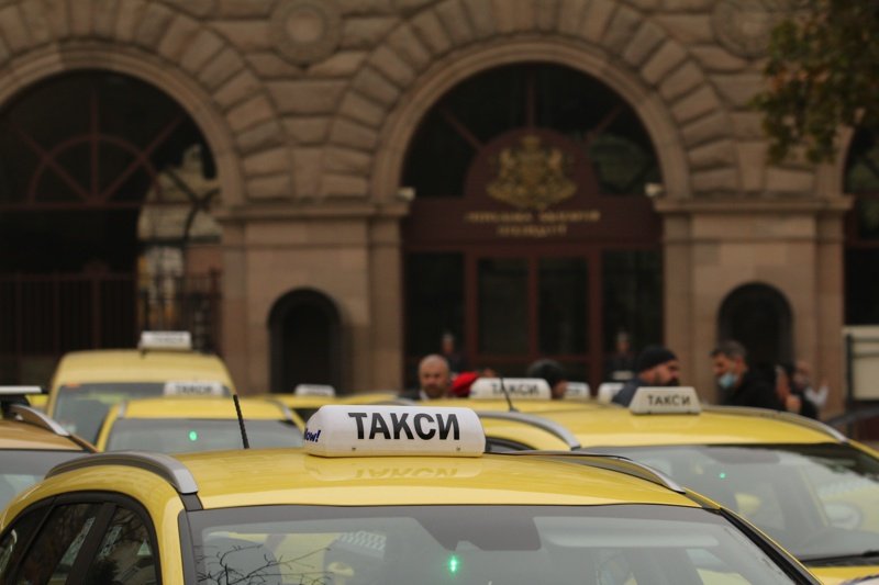 МВР, ДАИ и НАП спряха три незаконни таксита в София