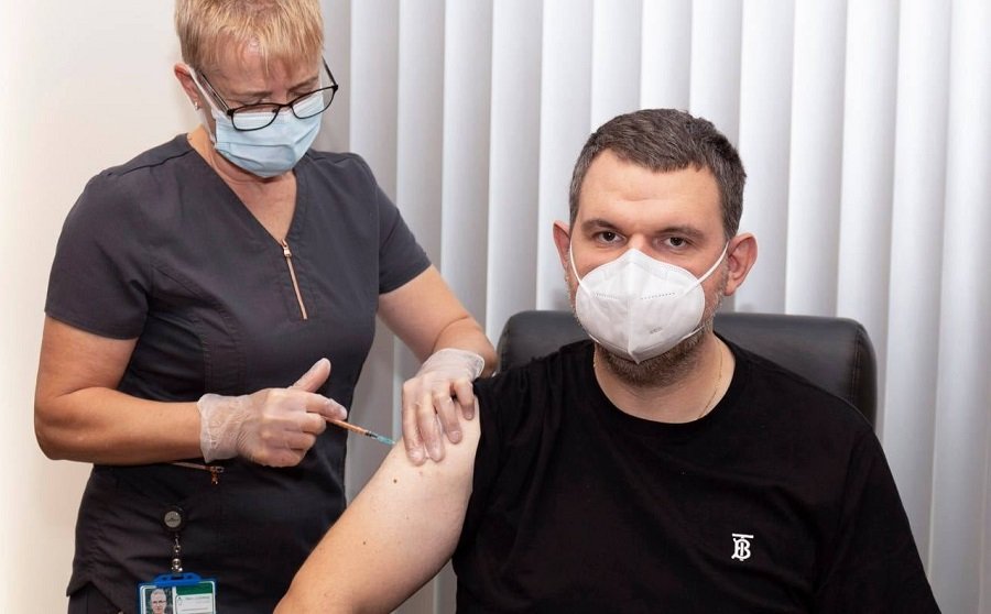 Пеевски си сложи трета доза срещу коронавирус
