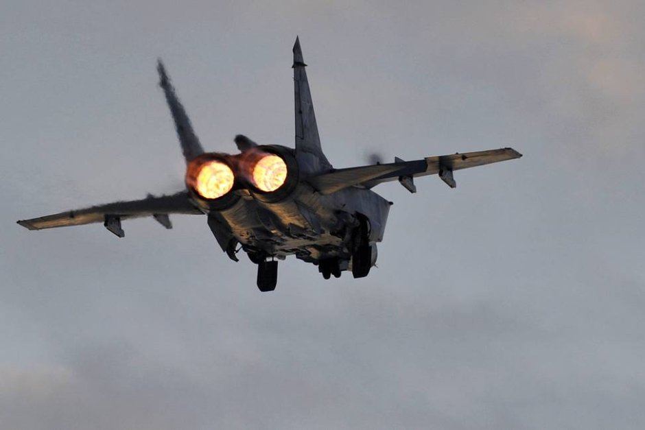 Руски МиГ-31 ескортира американски бомбардировач над Японско море
