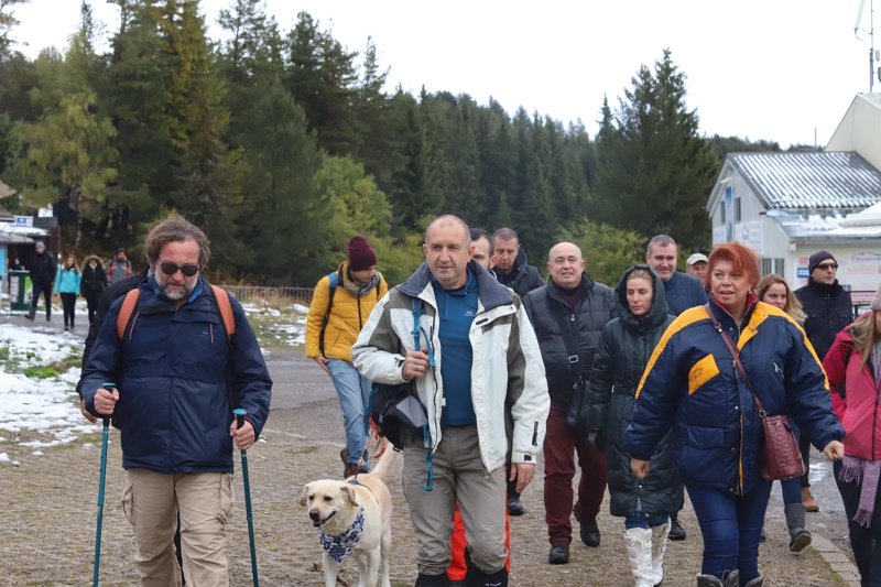 С изкачване на Черни връх Радев започва "поход за по-справедлива България"