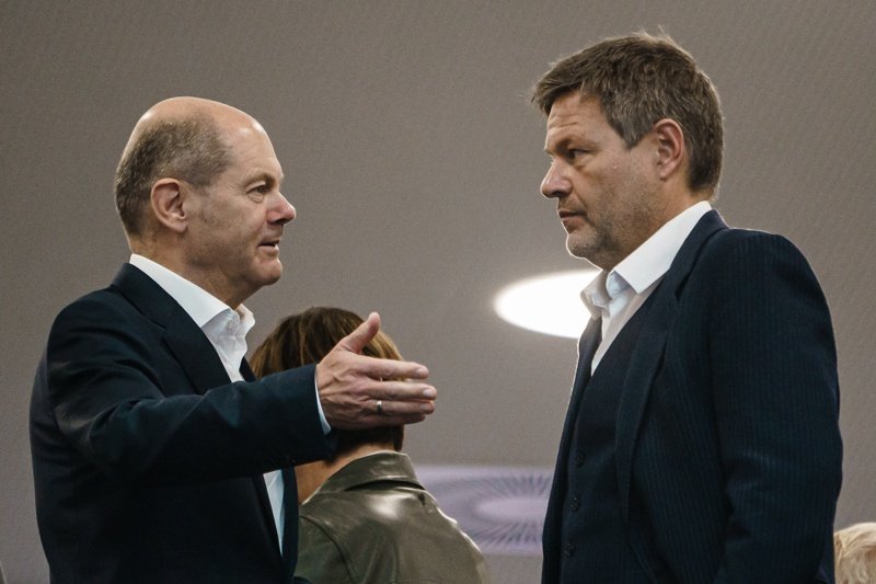 Лидерът на социалдемократите Олаф Шолц (ляво) разговаря със съпредседателя на Зелените Роберт Хабек, сн. ЕПА/БГНЕС