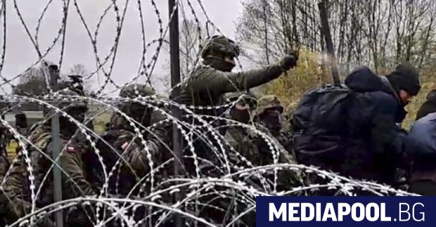Мигранти блокирани в Беларус хвърляха камъни и клони по полски