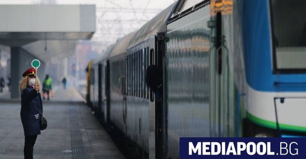 Пътници престояха блокирани във влак в продължение на 3 часа