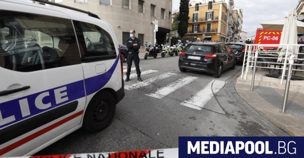 Френската полиция е арестувала трима души, свързани с мъжа, заподозрян
