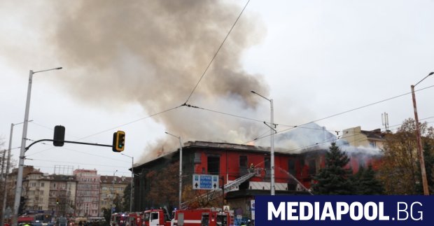 Пожар гори в бившето кино Възраждане в центъра на София.