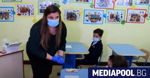 Министрите на образованието и науката Николай Денков и на здравеопазването