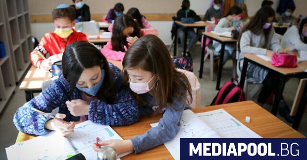 Учениците от 5 до 12 клас ще се върнат в