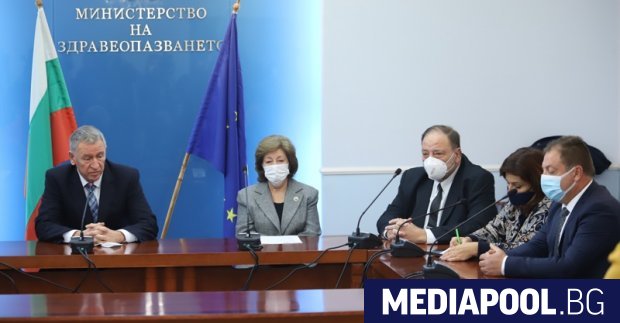 Министърът на здравеопазването Стойчо Кацаров и представители на съсловните медицински
