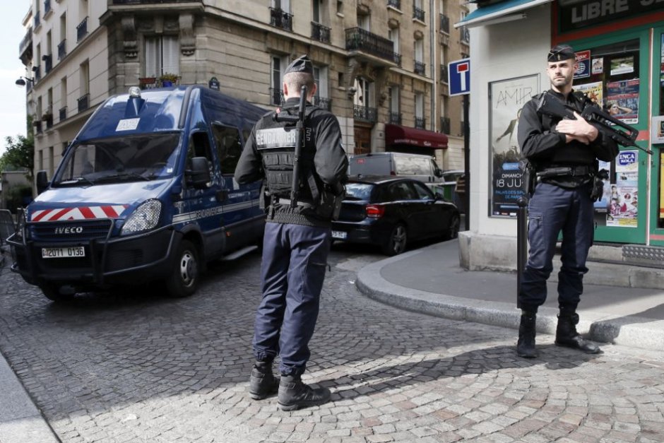 Инцидент в Париж с нож и стрелба след спор за маска