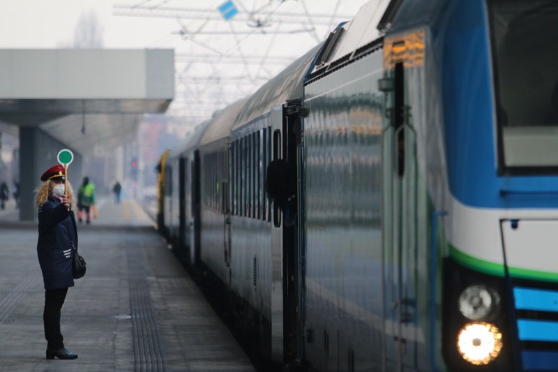 Пътници останаха блокирани 3 часа във влак след инцидент с машиниста