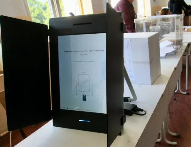 Още 199 машини за гласуване бяха открити в склад в София, Рашков разпореди проверка