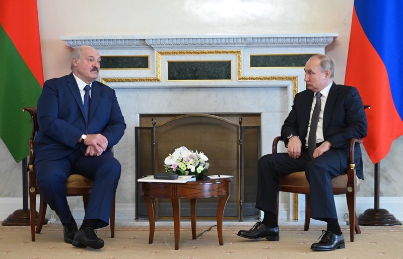 Александър Лукашенко (ляво) и Владимир Путин
